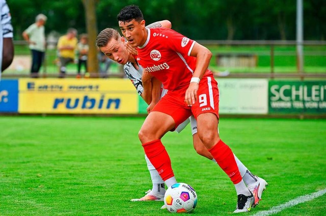 Ivan Novakovic (in Rot) erzielte zwei Treffer fr den BSC in Linx.  | Foto: Claus G. Stoll