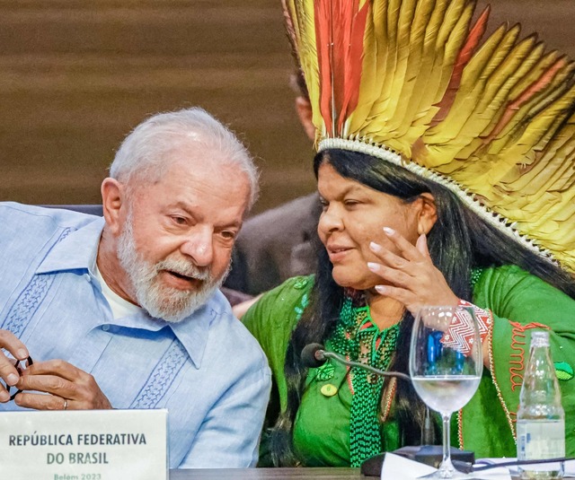 Prsident Lula mit Ministerin Sonia Guajajara  | Foto: RICARDO STUCKERT (AFP)