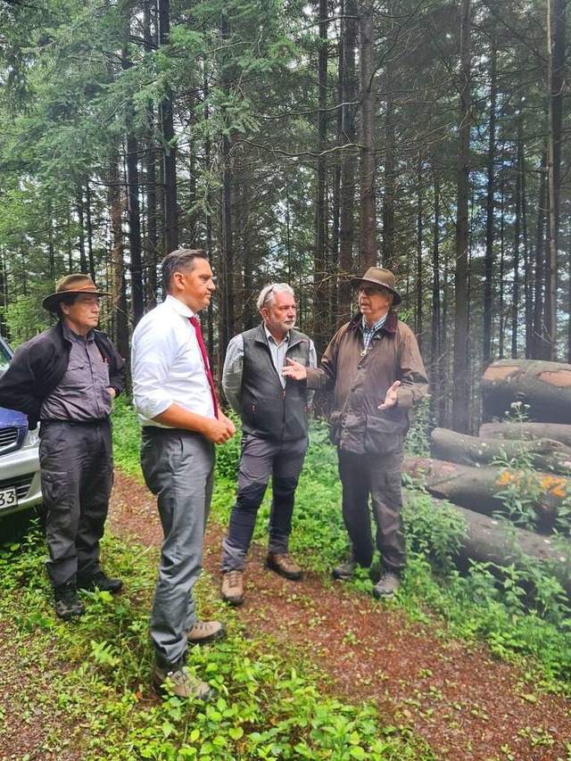 Eberhard Albinger, Johannes Fechner, H...r Besichtigung des Seelbacher Waldes.   | Foto: Bro Fechner