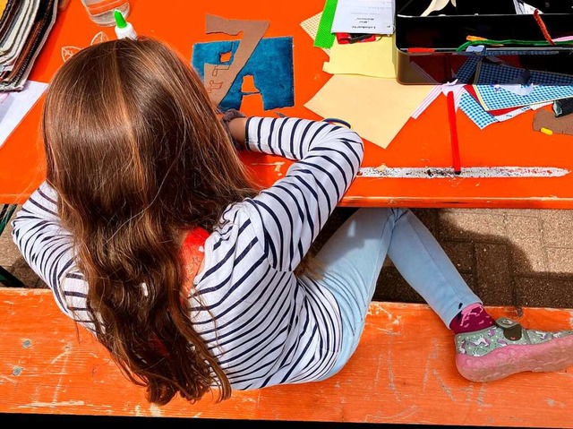 Hier wird gearbeitet: Beim Planspiel &...; basteln Kinder quasi zum Broterwerb.  | Foto: Ralf Strittmatter