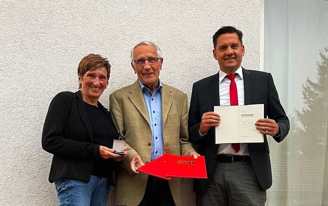 Konrad Allgeier (Mitte) bekam die Will...ier mit Pia Lach und Johannes Fechner.  | Foto: Helmut Hringer