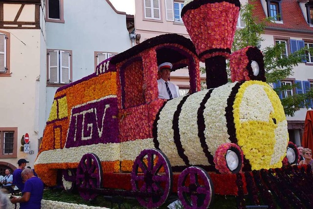Ein blumiger TGV – oder doch ehe...schon beim Blumenkorso durch Sélestat. | Foto: Archiv: Hubert Bleyer Ein blumiger TGV – oder doch ehe...schon beim Blumenkorso durch Sélestat. | Foto: Archiv: Hubert Bleyer
