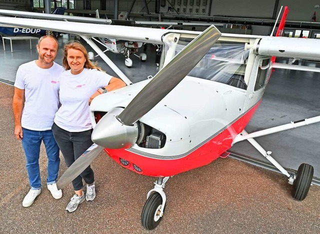 Die Geschwister Julia und Jonas Harter... Flugschule wirbt um neue Absolventen.  | Foto: Michael Bamberger