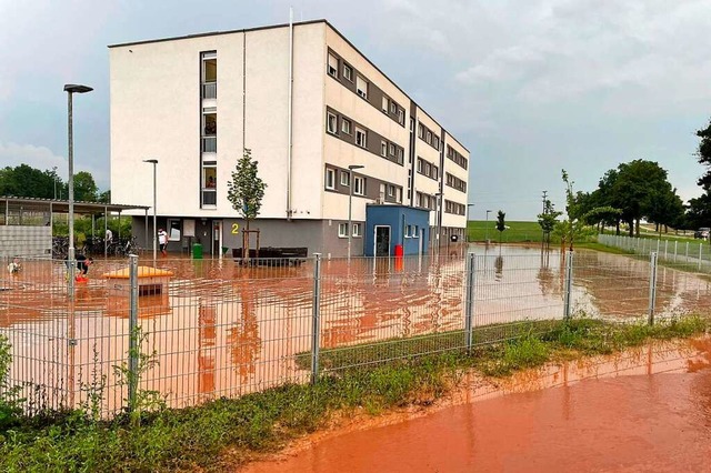 2021 setzte Starkregen den Bereich bei...erkunft in Bad Krozingen unter Wasser.  | Foto: Feuerwehr Bad Krozingen