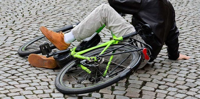 Ein Roller- hat einen Radfahrer angefa... Die Polizei sucht Zeugen. Symbolbild.  | Foto: Ingo Schneider