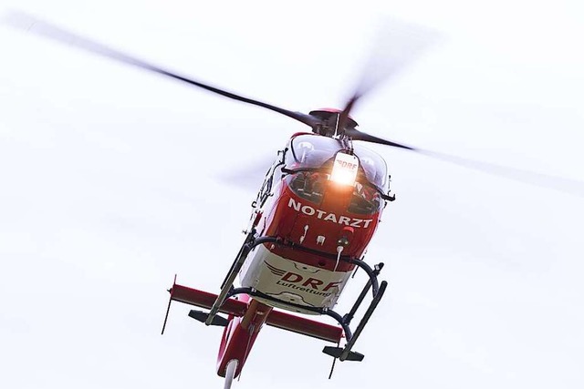 Ein Rettungshubschrauber flog den Verletzten in eine Klinik. (Symbolbild)  | Foto: Marijan Murat (dpa)