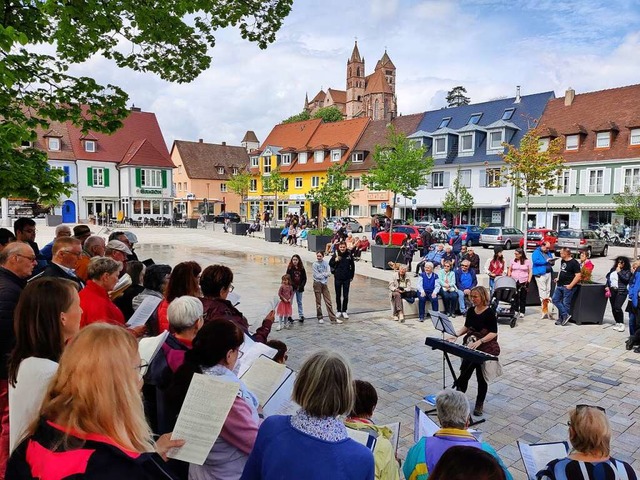 Nicola Heckner und die Sngerinnen und...Mai 2023 auf dem Breisacher Marktplatz  | Foto: Dirk Sattelberger