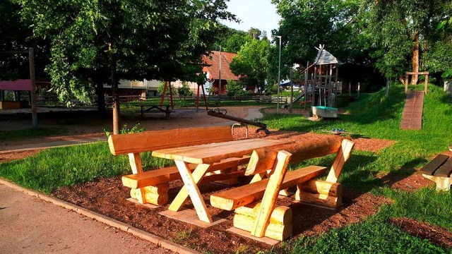 Den Platz vor der Hlschematthalle ziert nun eine Sitzgruppe aus Narrenbaumholz.  | Foto: Privat