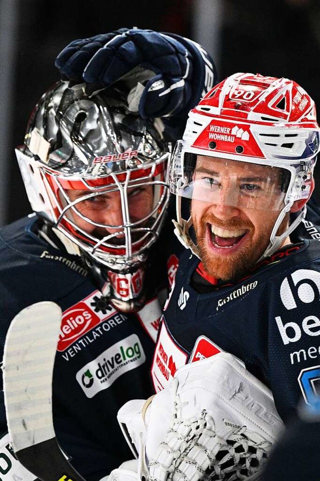 Torhter Jooacim Eriksson und Strmer ...ern bei den Schwenninger Wild Wings.    | Foto: IMAGO/Eibner-Pressefoto/Sven Laegler