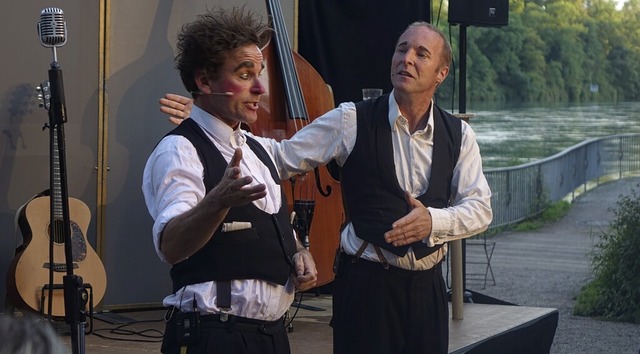 Das Duo Gilbert &amp; Oleg spielte in Laufenburg direkt am Rhein.  | Foto: Roswitha Frey