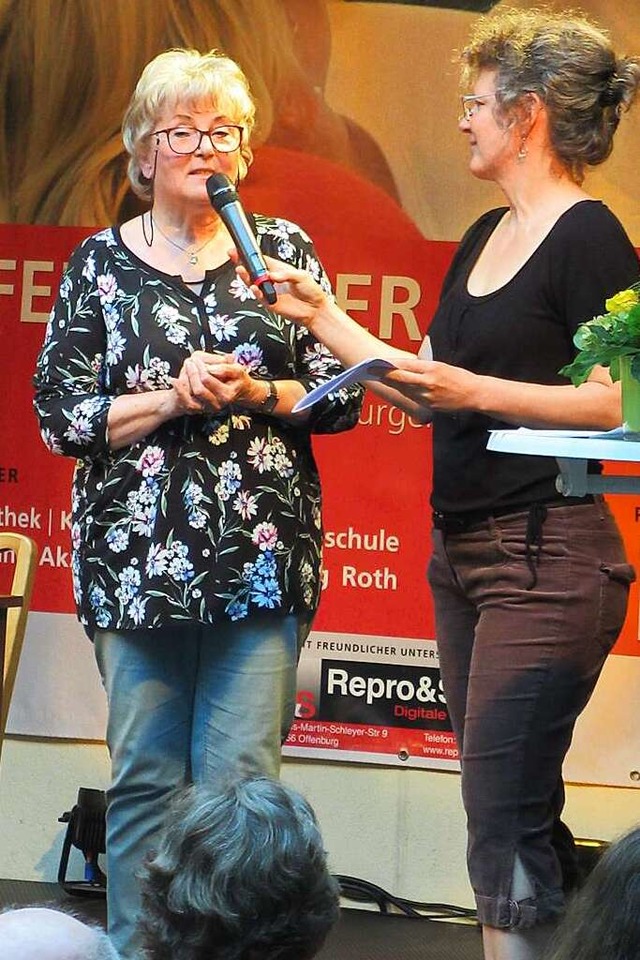 Margot Mller (links), hier im Gesprc...glnzte mit elsssischem  Alemannisch.  | Foto: Susanne Kerkovius