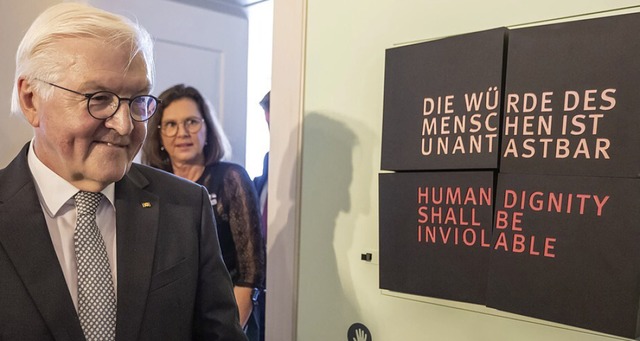 Bundesprsident Steinmeier am Donnerst...ee vor dem Artikel 1 des Grundgesetzes  | Foto: Peter Kneffel (dpa)