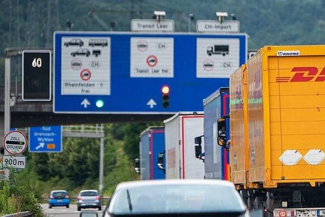 Verkehr vor Autobahnzoll Richtung Schweiz wird neu geregelt - das fhrt zu mehr Stau