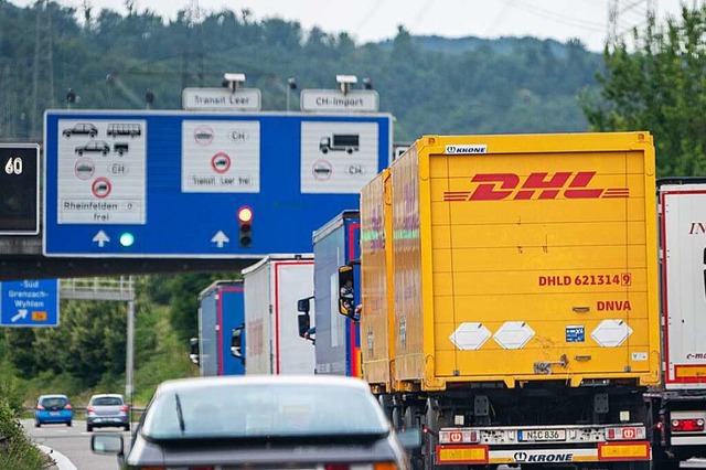 Der Verkehr wird vor den Autobahnzolla...Foto zeigt Rheinfelden) neu geregelt.   | Foto: Jonas Hirt