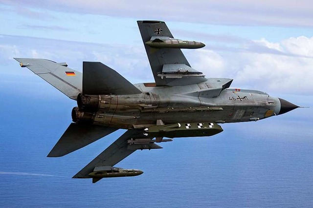 Ein Bundeswehr-Tornado mit einem Tauru...lugkrper bei eine bung im Mrz 2017.  | Foto: Andrea Bienert (dpa)