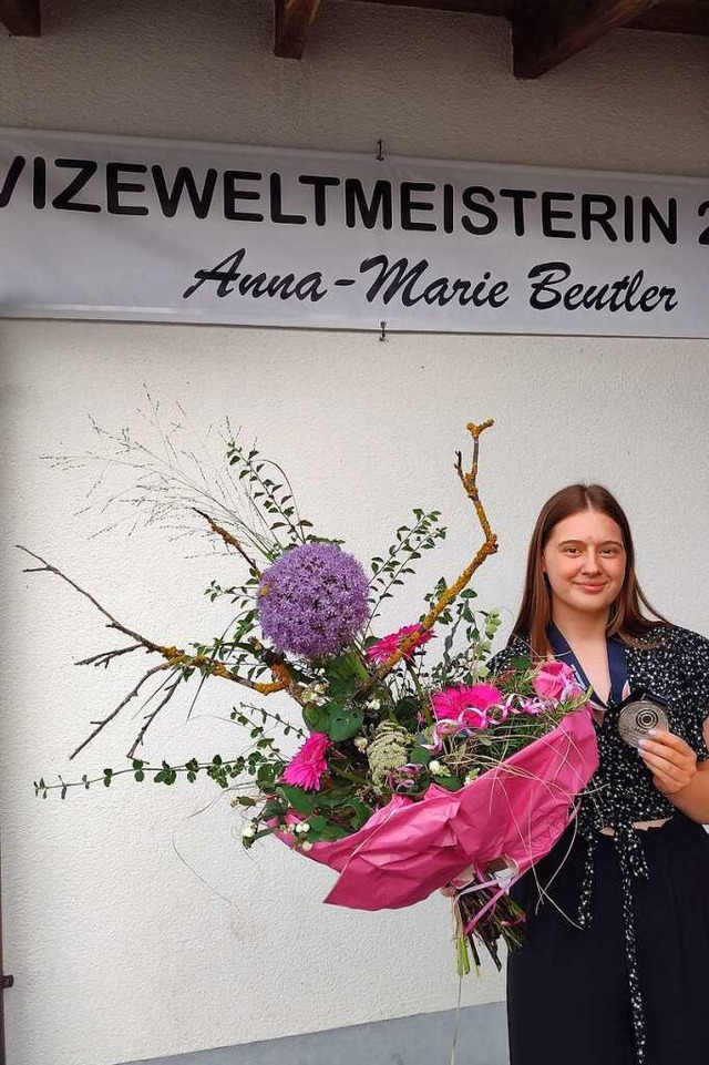 Vizeweltmeisterin Anna-Marie Beutler b...im beim Empfang in Heitersheim Blumen.  | Foto: Irene Matzarakis