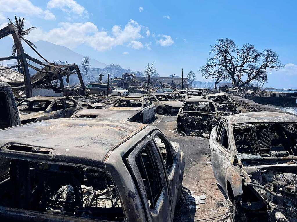 Die Feuer waren am Dienstag ausgebrochen. Durch starken Wind hatte sich das Feuer so schnell verbreitet, dass viele Menschen vor den Flammen ins Wasser springen mussten. Tausende Menschen sind obdachlos und mssen beherbergt werden.