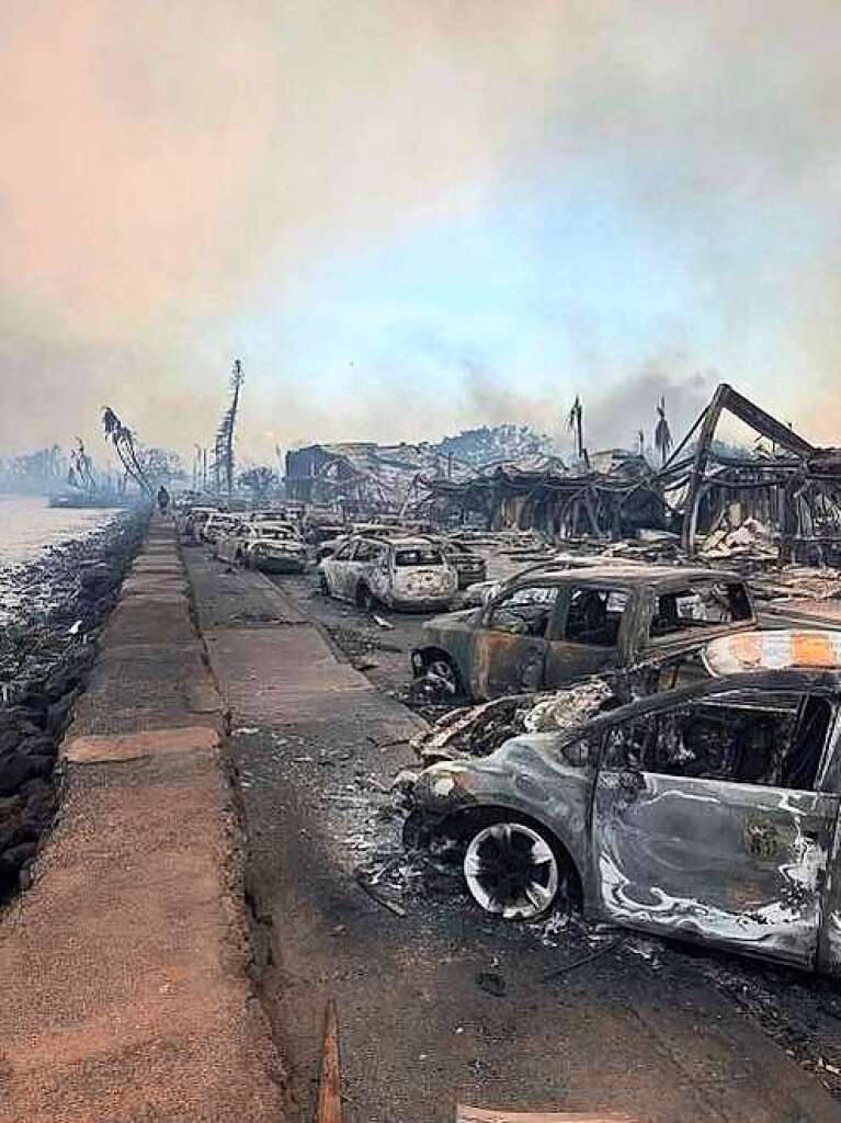 Die Feuer waren am Dienstag ausgebrochen. Durch starken Wind hatte sich das Feuer so schnell verbreitet, dass viele Menschen vor den Flammen ins Wasser springen mussten. Tausende Menschen sind obdachlos und mssen beherbergt werden.