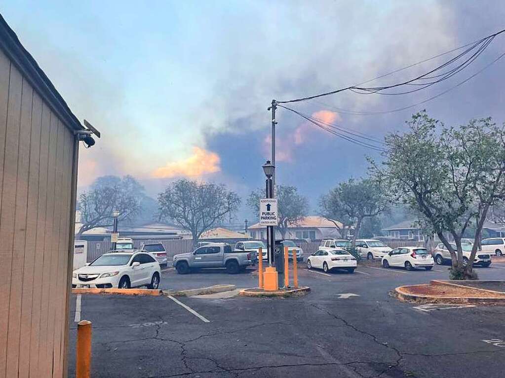 Die Feuer waren am Dienstag ausgebrochen. Durch starken Wind hatte sich das Feuer so schnell verbreitet, dass viele Menschen vor den Flammen ins Wasser springen mussten. Tausende Menschen sind obdachlos und mssen beherbergt werden.