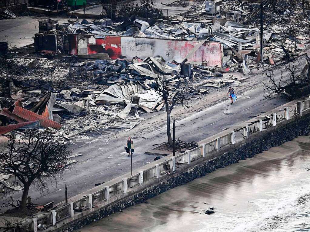 Die Feuer waren am Dienstag ausgebrochen. Durch starken Wind hatte sich das Feuer so schnell verbreitet, dass viele Menschen vor den Flammen ins Wasser springen mussten. Tausende Menschen sind obdachlos und mssen beherbergt werden.