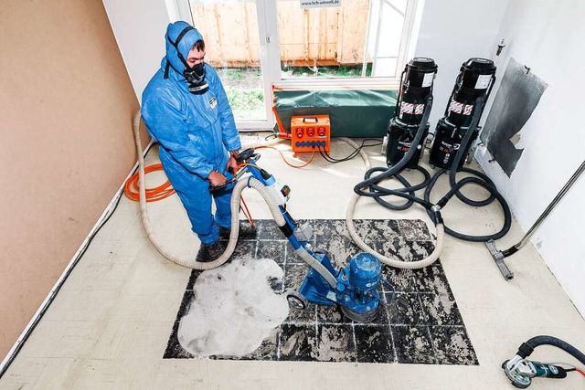 Asbestbelastete PVC-Fliesen am Boden: ... Fachfirma um die Beseitigung kmmern.  | Foto: Markus Scholz (dpa)