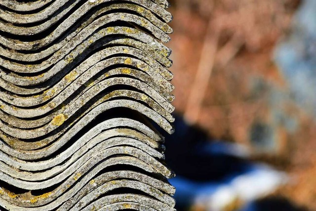 Asbest kann berall stecken &#8211; auch in  Dachplatten.  | Foto: fotogigi85 via imago-images.de