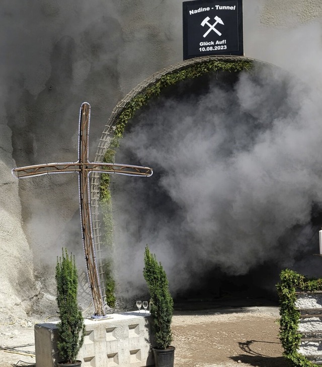 Viel Rauch bei der symbolischen ersten Sprengung fr den neuen Rettungstunnel  | Foto: Wendelinus Wurth