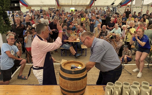 Vier Schlge: Brgermeister Klaus-Mich...ks) bei der Festerffnung am Freitag.   | Foto: Tanja Bury