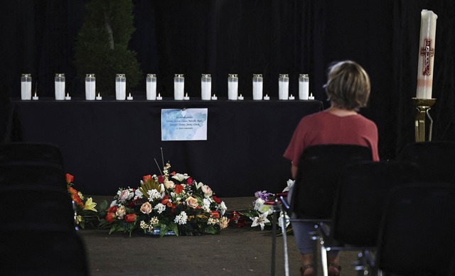 Elf Kerzen in der Mehrzweckhalle von W...an die elf Opfer der Brandkatastrophe.  | Foto: SEBASTIEN BOZON (AFP)