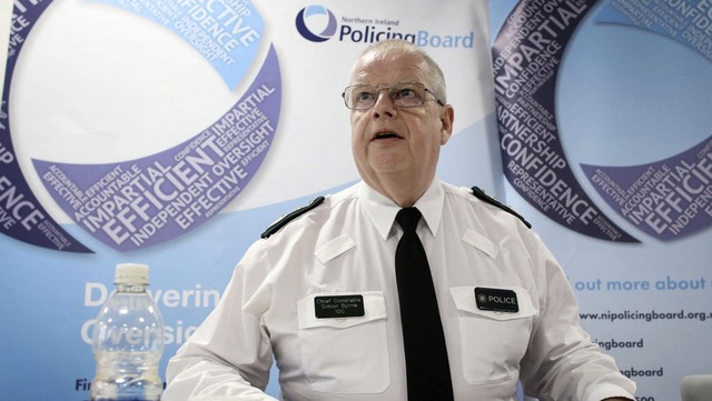 Nordirlands Polizeiprsident Simon Byr...mt einen ernsten Vertrauensbruch ein.   | Foto: PAUL FAITH (AFP)