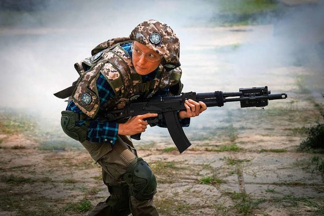 Zivilisten nehmen an einer freiwilligen militrischen Ausbildung in Kiew teil.  | Foto: Efrem Lukatsky (dpa)