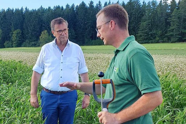 Stehen auf dem Acker: Peter Hauk und Wolfram Wiggert.  | Foto: Stefan Mertlik