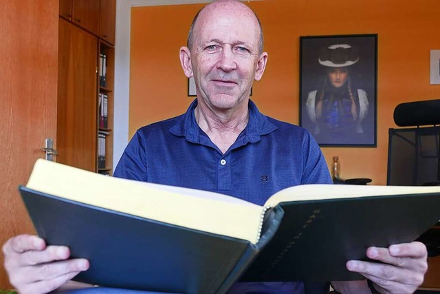 Brgermeister Christian Behringer blic...oldene Buch der Gemeinde Grafenhausen.  | Foto: Verena Pichler