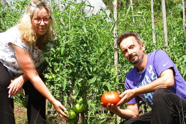 Elke Gashi-Pfefferle und Enver Gashi  freuen sich ber die reiche Ernte.  | Foto: Manfred Lange