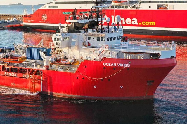 Das Seenotrettungsschiff Ocean Viking ...r neuen Rettungsmission im Mittelmeer.  | Foto: Gilles Bader (dpa)