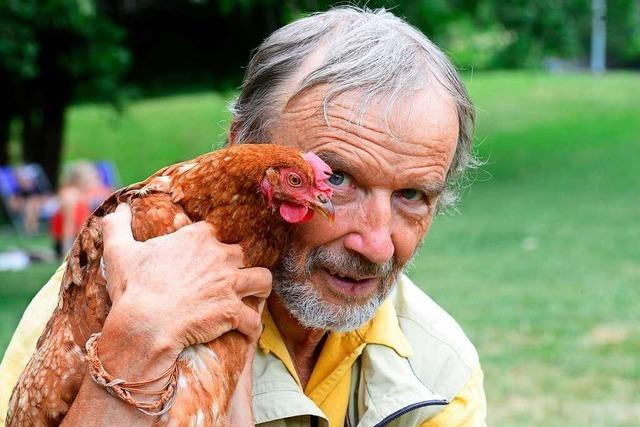Lucien Majrich aus Freiburg ist der Mann mit dem Huhn