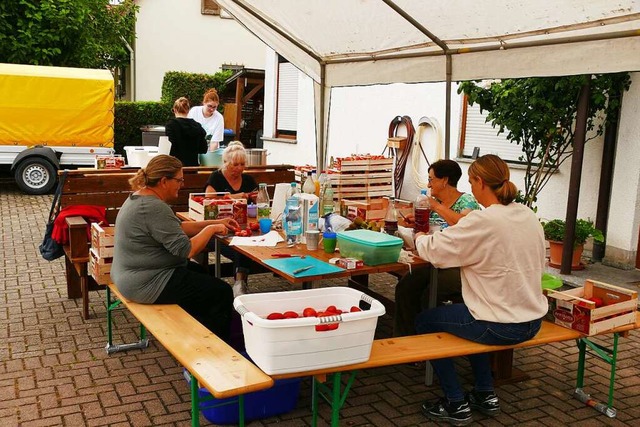 Eingespielter Ablauf, klare Aufgabenve...g, waschen und schneiden  die Tomaten.  | Foto: Katrin Fehr