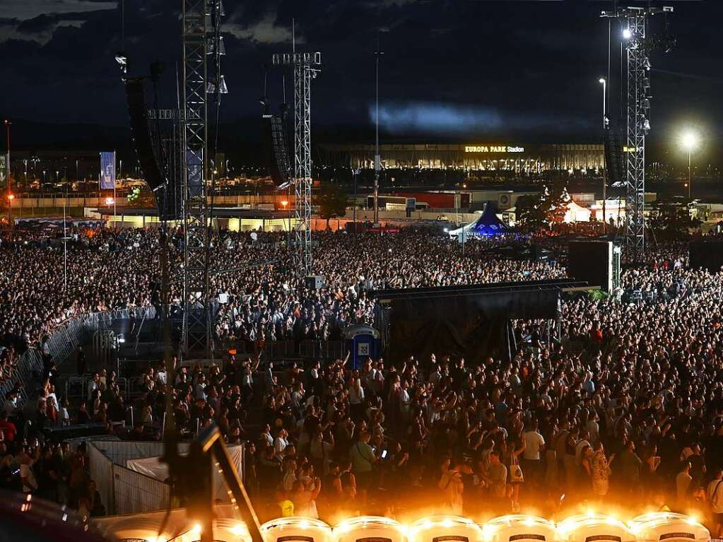 Der aus Ludwigshafen stammende Rapper und Snger Apache 207 in Freiburg. Nahaufnahmen vom Knstler wurden von seinem Management unterbunden.