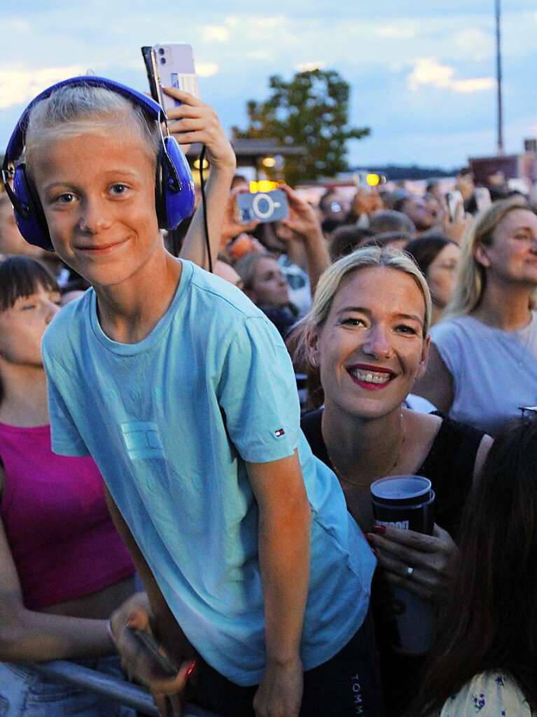 Der aus Ludwigshafen stammende Rapper und Snger Apache 207 in Freiburg. Nahaufnahmen vom Knstler wurden von seinem Management unterbunden.