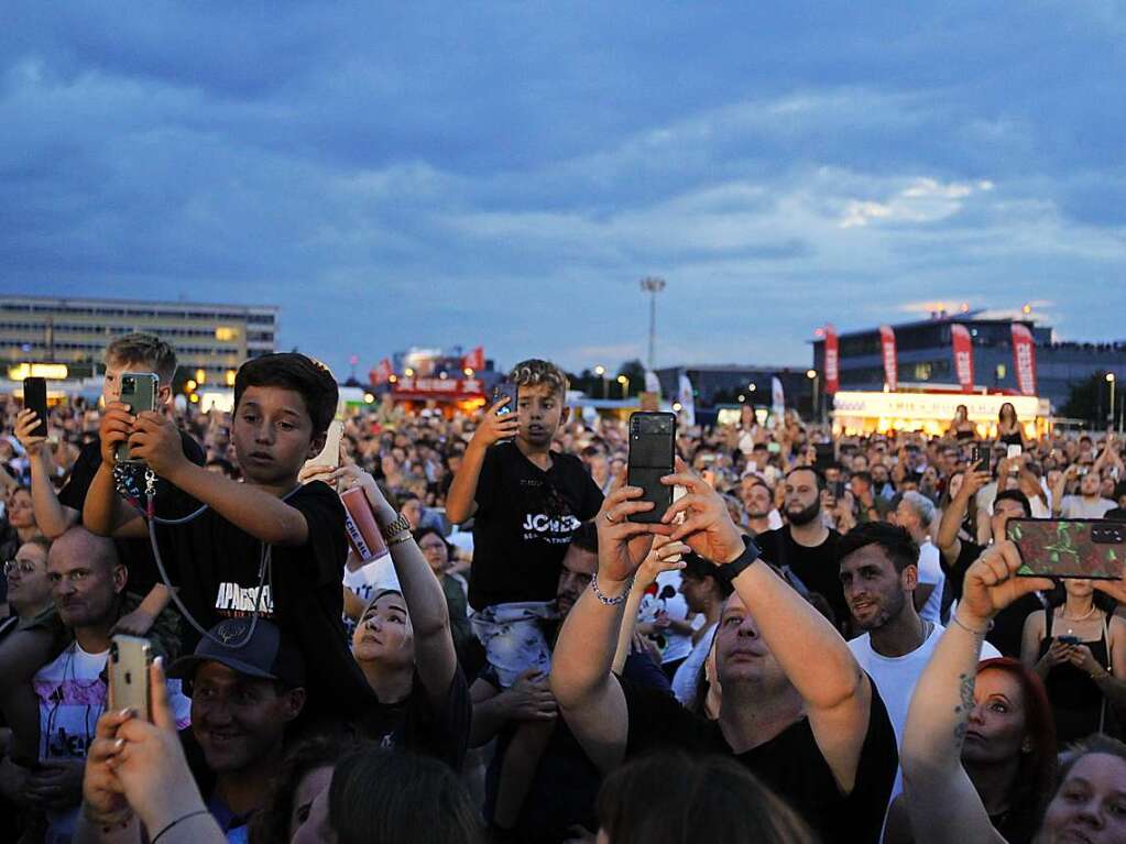 Der aus Ludwigshafen stammende Rapper und Snger Apache 207 in Freiburg. Nahaufnahmen vom Knstler wurden von seinem Management unterbunden.