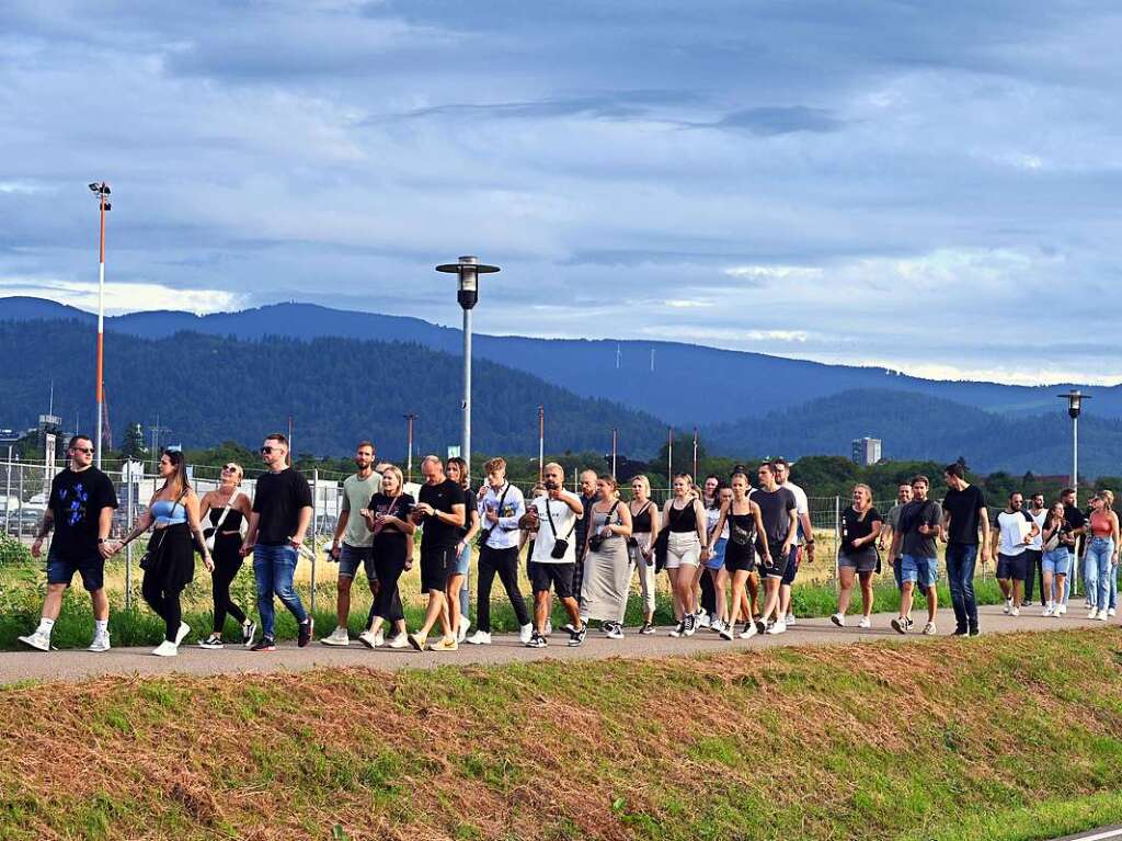 Der aus Ludwigshafen stammende Rapper und Snger Apache 207 in Freiburg. Nahaufnahmen vom Knstler wurden von seinem Management unterbunden.