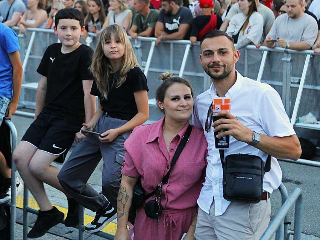 Der aus Ludwigshafen stammende Rapper und Snger Apache 207 in Freiburg. Nahaufnahmen vom Knstler wurden von seinem Management unterbunden.