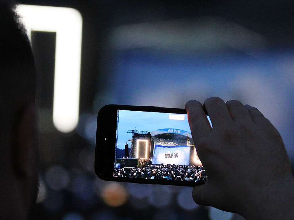 Der aus Ludwigshafen stammende Rapper und Snger Apache 207 in Freiburg. Nahaufnahmen vom Knstler wurden von seinem Management unterbunden.