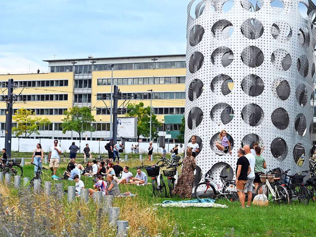 Der aus Ludwigshafen stammende Rapper und Snger Apache 207 in Freiburg. Nahaufnahmen vom Knstler wurden von seinem Management unterbunden.