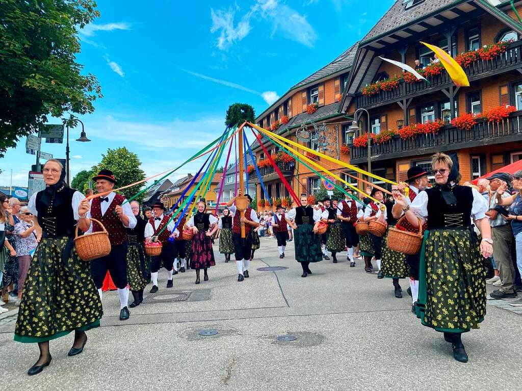 Kreistrachtenfest in Hinterzarten mit knapp 50 teilnehmenden Gruppen