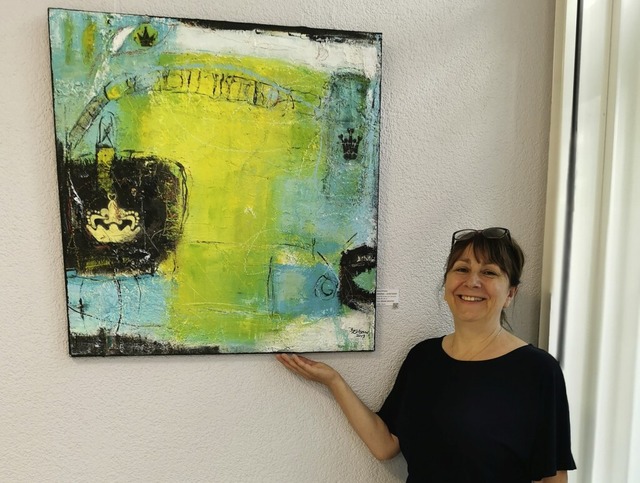 Ilona Zirtzow mit ihrem Werk &#8222;Krone richten&#8220;.  | Foto: Mediclin