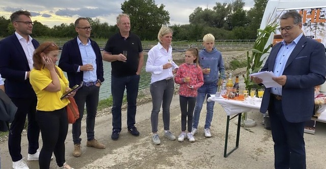 Ortsvorsteher Jochen Strosack (rechts)...n langes Genehmigungsverfahren zurck.  | Foto: Gemeinde Neuried