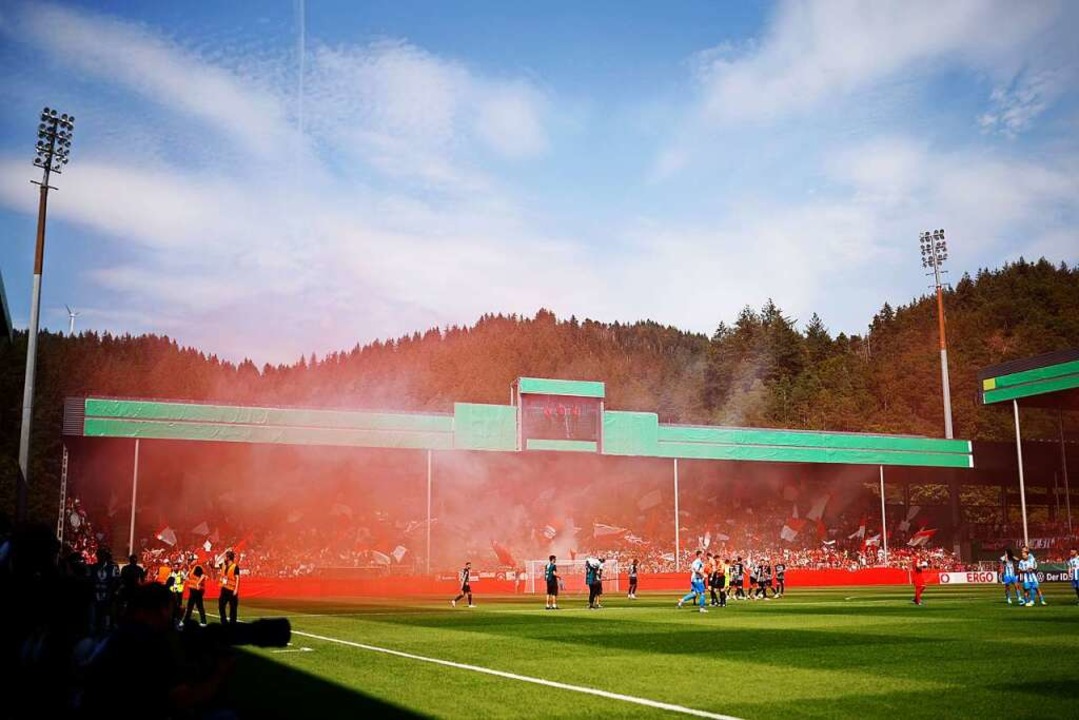 Dreisamstadion: Fans des SC Freiburg haben Nebelkörper gezündet.  | Foto: Philipp von Ditfurth (dpa)