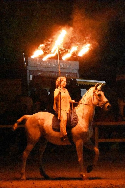 Am Ende der Pferde-Show gab es noch eine Feuer-Nummer  | Foto: Andrea Steinhart