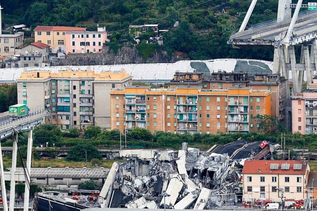 Das Unglück am 14. August 2018: Einer der drei Brücken-Pylone stürzte ein.  | Foto: Luca Zennaro (dpa)